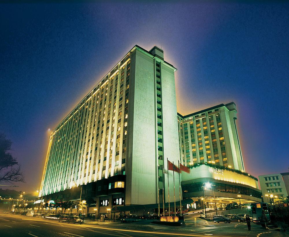 China Hotel Guangzhou - Subway Direct To Pazhou Exhibition Center, Free Shuttle During Canton Fair & Exhibitor Registration Counter Esterno foto The hotel at night