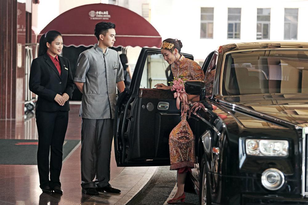 China Hotel Guangzhou - Subway Direct To Pazhou Exhibition Center, Free Shuttle During Canton Fair & Exhibitor Registration Counter Esterno foto A guest is helped out of a car at the entrance of a hotel
