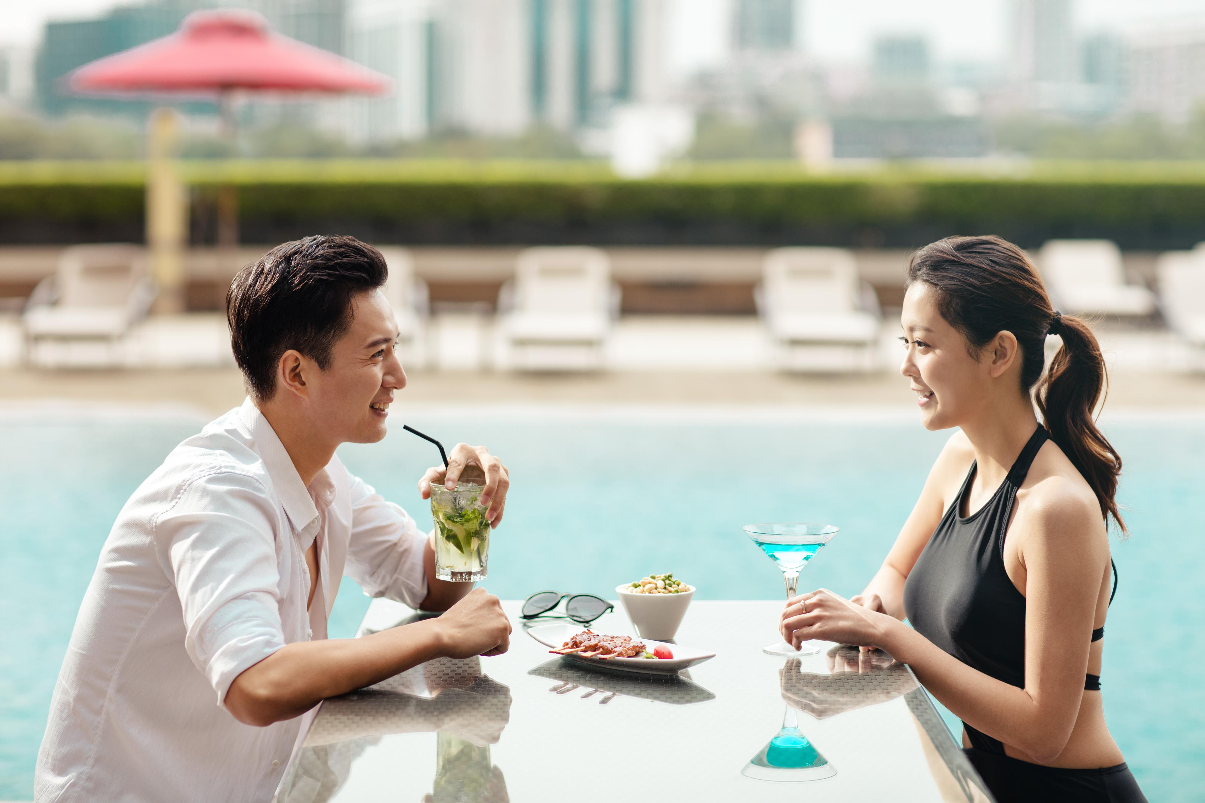 China Hotel Guangzhou - Subway Direct To Pazhou Exhibition Center, Free Shuttle During Canton Fair & Exhibitor Registration Counter Esterno foto A couple at the poolside of the hotel
