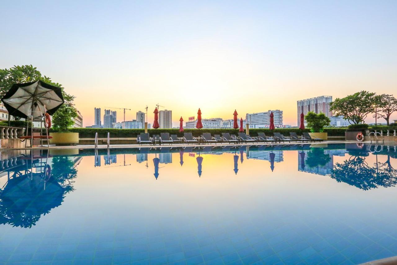 China Hotel Guangzhou - Subway Direct To Pazhou Exhibition Center, Free Shuttle During Canton Fair & Exhibitor Registration Counter Esterno foto The pool at the hotel