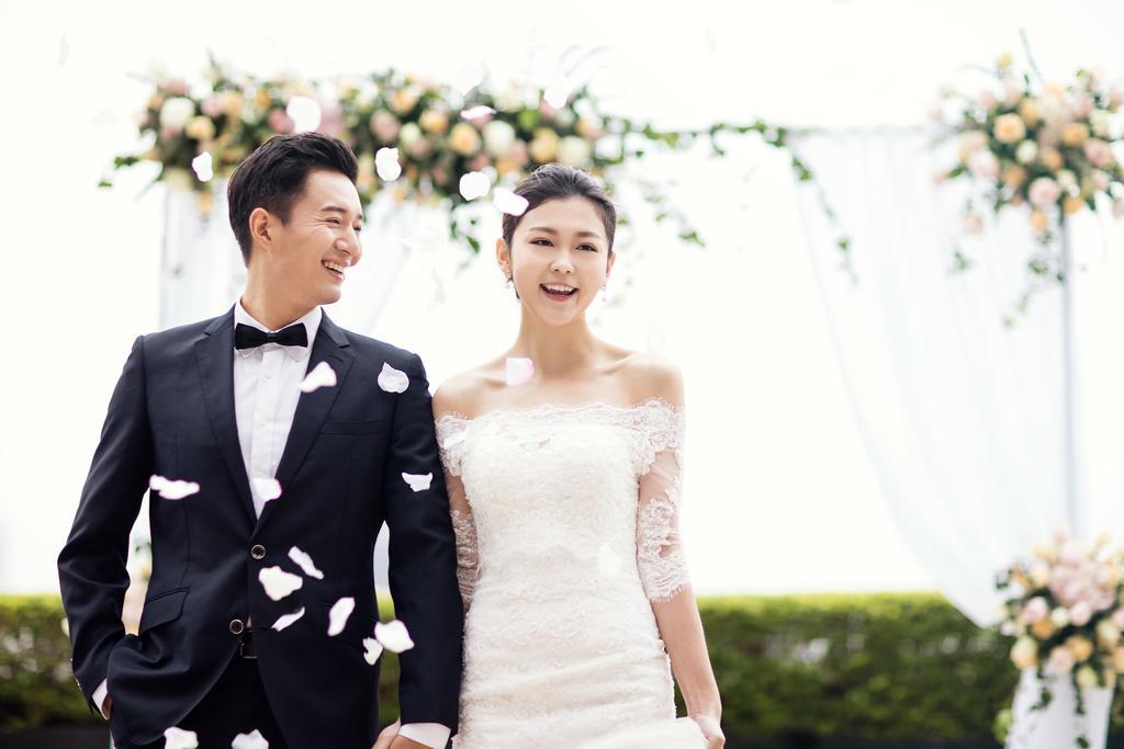 China Hotel Guangzhou - Subway Direct To Pazhou Exhibition Center, Free Shuttle During Canton Fair & Exhibitor Registration Counter Esterno foto A newly married couple